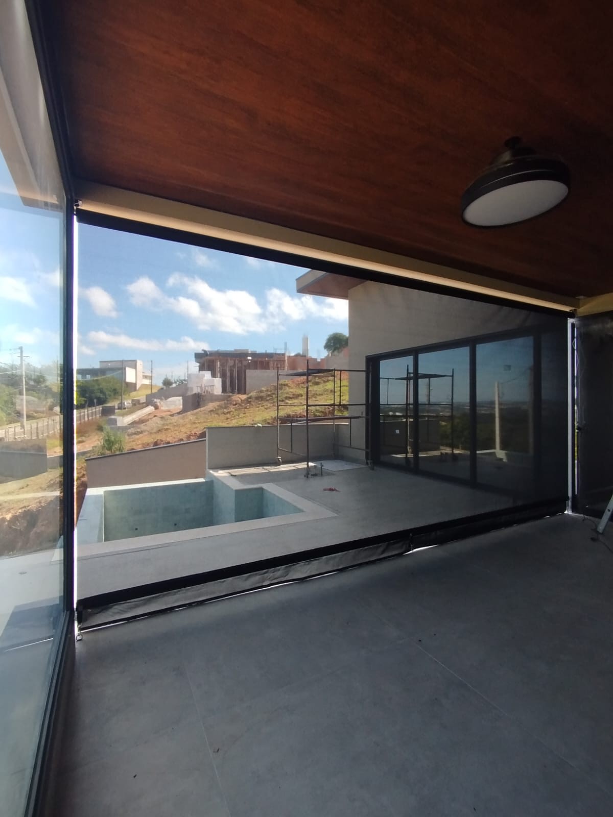Cortinas externas pretas em cobertura residencial — Sorocaba