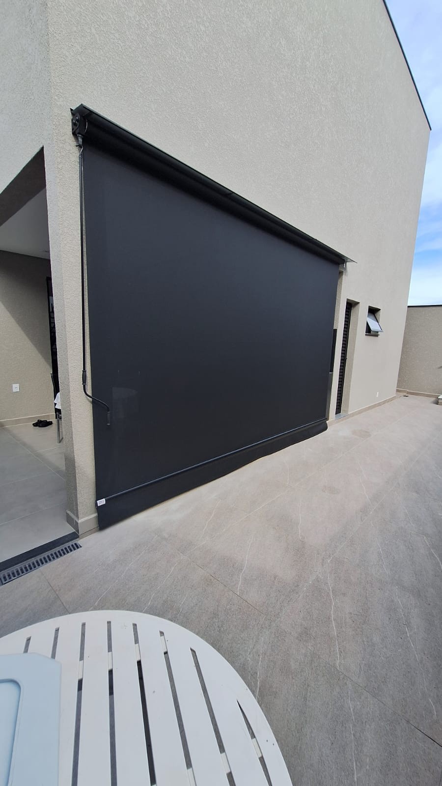 Toldo articulado preto em fachada residencial — Sorocaba