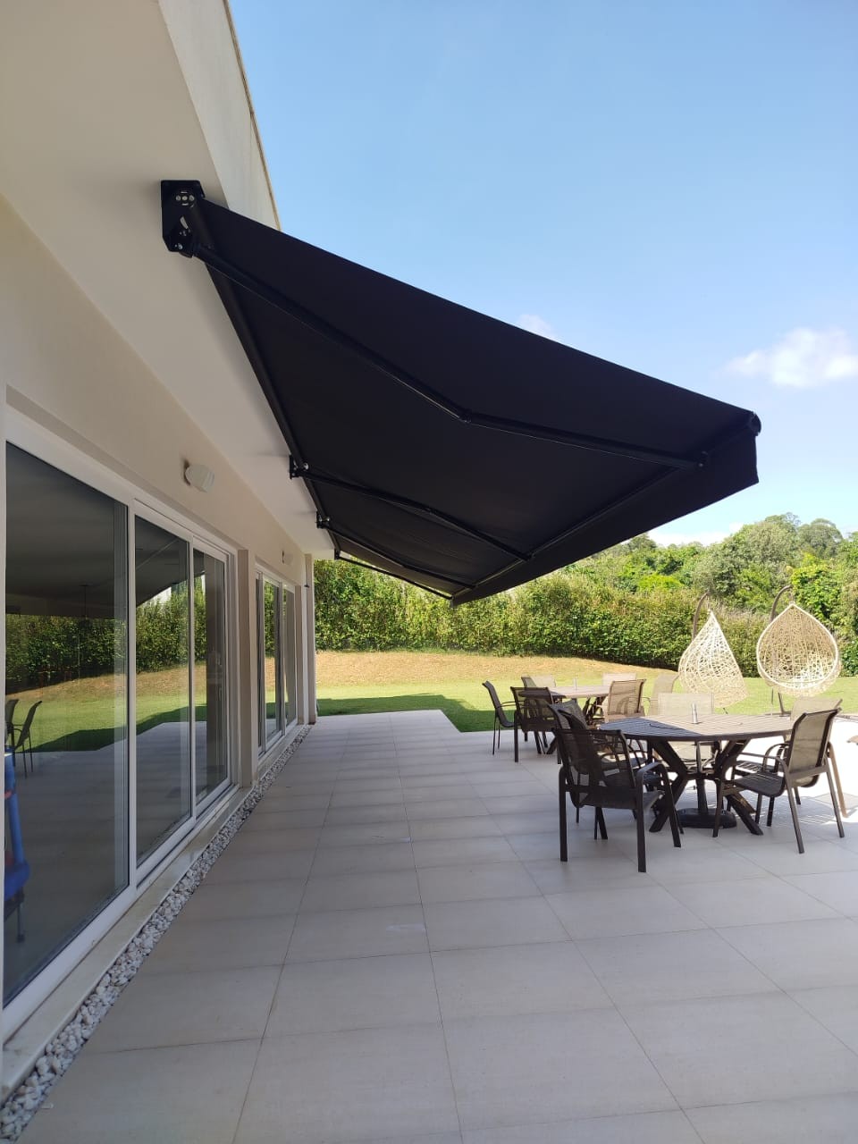 Toldo articulado preto instalado em Sorocaba — proteção UV e conforto térmico